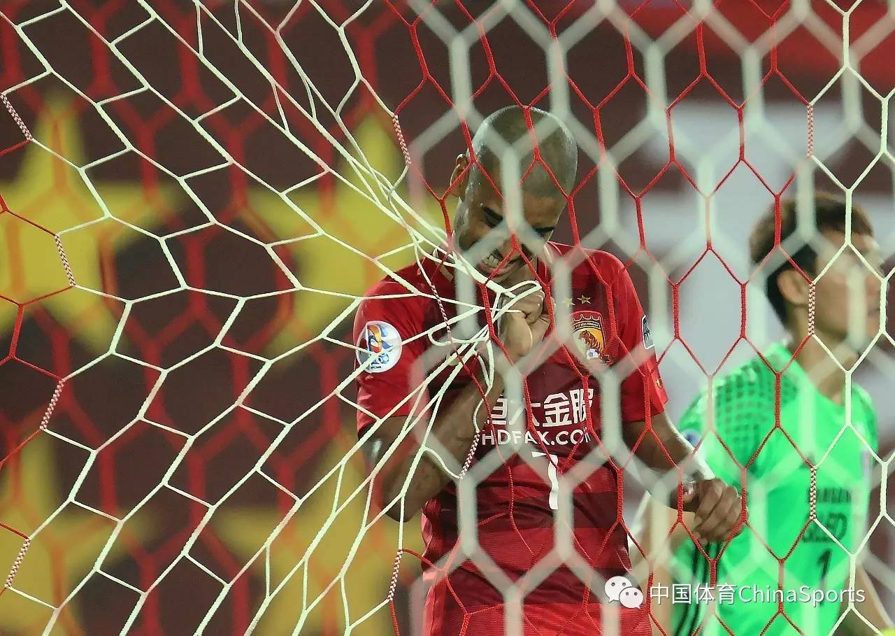 费耶诺德发布备战花絮，集结日门线救险，亚冠任务艰巨，资深球员宣示担当